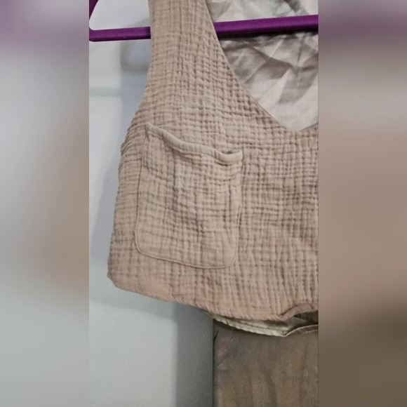 House of Wallace khaki v neck cropped top. Size XS - Picture 5 of 7